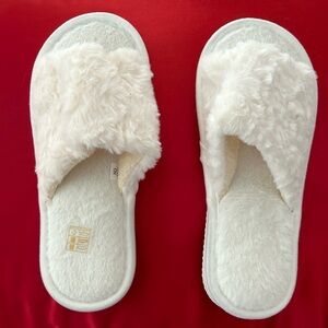 WOMENS SLIPPERS. NWT